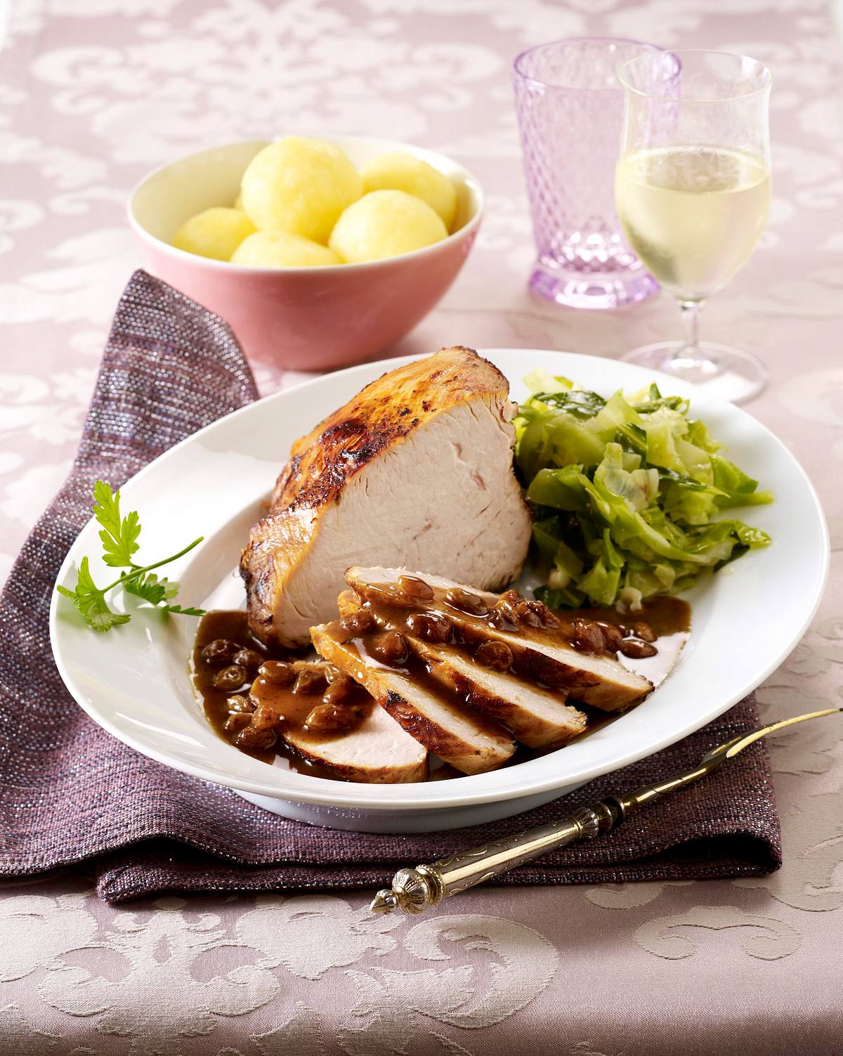 Puten-Sauerbraten mit Spitzkohl und Knödeln Rezept