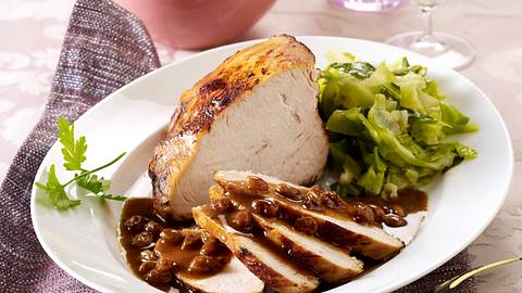 Puten-Sauerbraten mit Spitzkohl und Knödeln Rezept - Foto: House of Food / Bauer Food Experts KG