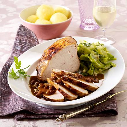Puten-Sauerbraten mit Spitzkohl und Knödeln Rezept Puten-Sauerbraten mit Spitzkohl und Knödeln Rezept