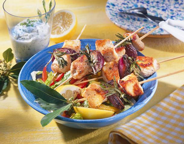 Puten-Schaschlik mit Salat Rezept Puten-Schaschlik mit Salat Rezept