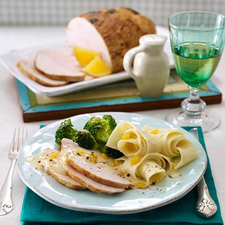 Putenbraten aus dem Bratschlauch mit Paprikasoße, Nudeln und Brokkoli Rezept Putenbraten aus dem Bratschlauch mit Paprikasoße, Nudeln und Brokkoli Rezept