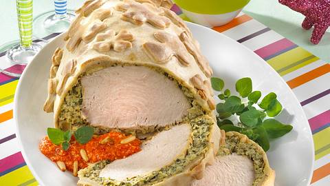 Putenbraten im Teigmantel mit ausgestochenen Glücksbringern Rezept - Foto: Först, Thomas