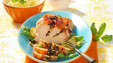 Putenbraten mit getrockneten Tomaten, Pinienkernen und Basilikum Rezept - Foto: LECKER @ Bauer Media Group