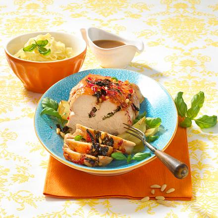 Putenbraten mit getrockneten Tomaten, Pinienkernen und Basilikum Rezept Putenbraten mit getrockneten Tomaten, Pinienkernen und Basilikum Rezept