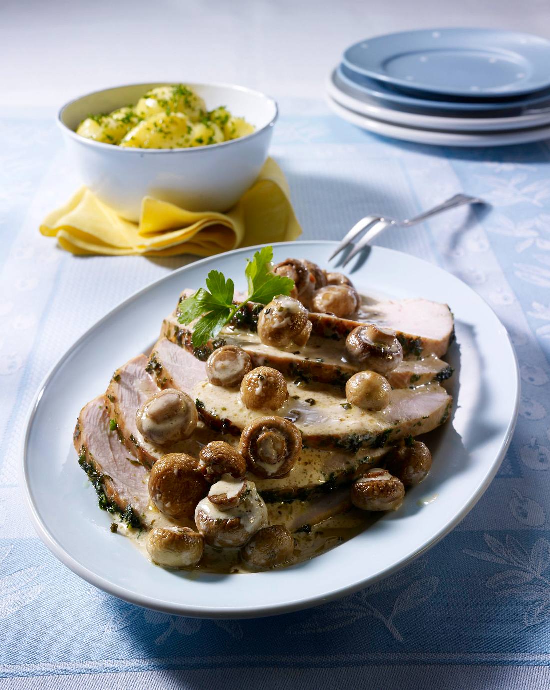 Putenbraten mit Kräuterhaube und Champignonsoße Rezept | LECKER