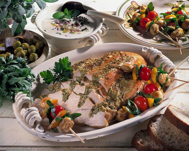 Putenbraten mit Olivenfüllung und Gemüsespießen Rezept