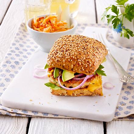 Putenburger mit Avocado und süß-saurer Soße Rezept