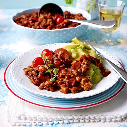 Putenchili mit Kabanossi zu Kartoffel-Avocado-Püree Rezept
