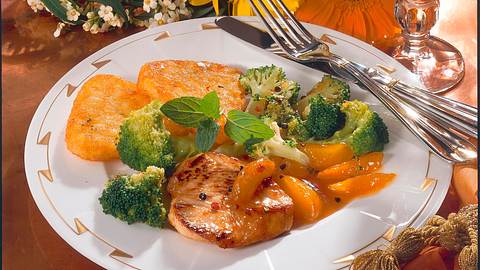 Putenfilet mit Rösti-Ecken und Broccoli-Aprikosen-Gemüse Rezept - Foto: Först, Thomas