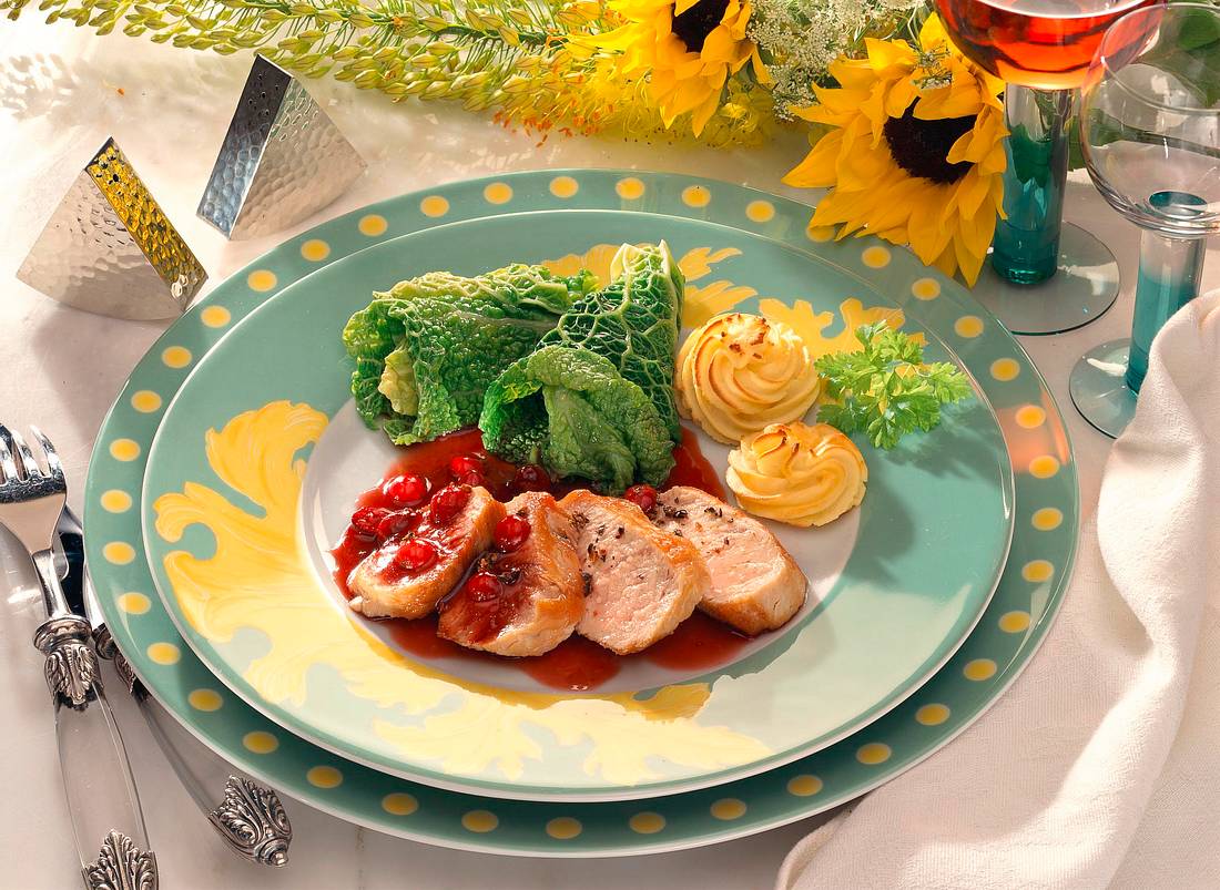 Putenfilets mit Preiselbeersoße und Wirsingkohlblättern Rezept | LECKER