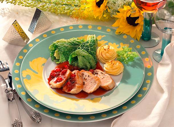 Putenfilets mit Preiselbeersoße und Wirsingkohlblättern Rezept