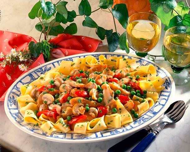 Putengeschnetzeltes mit Champignons, Erbsen und Bandnudeln Rezept Putengeschnetzeltes mit Champignons, Erbsen und Bandnudeln Rezept