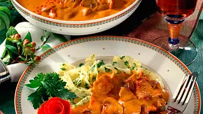 Putengulasch in Rahmsoße Rezept - Foto: LECKER @ Bauer Media Group
