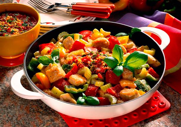 Putengulasch mit Basilikum-Tomaten-Pesto Rezept Putengulasch mit Basilikum-Tomaten-Pesto Rezept