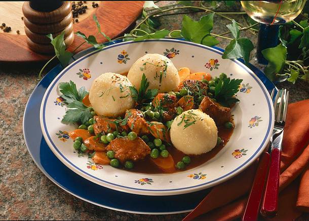 Putengulasch mit gefüllten Kartoffelklößen Rezept Putengulasch mit gefüllten Kartoffelklößen Rezept