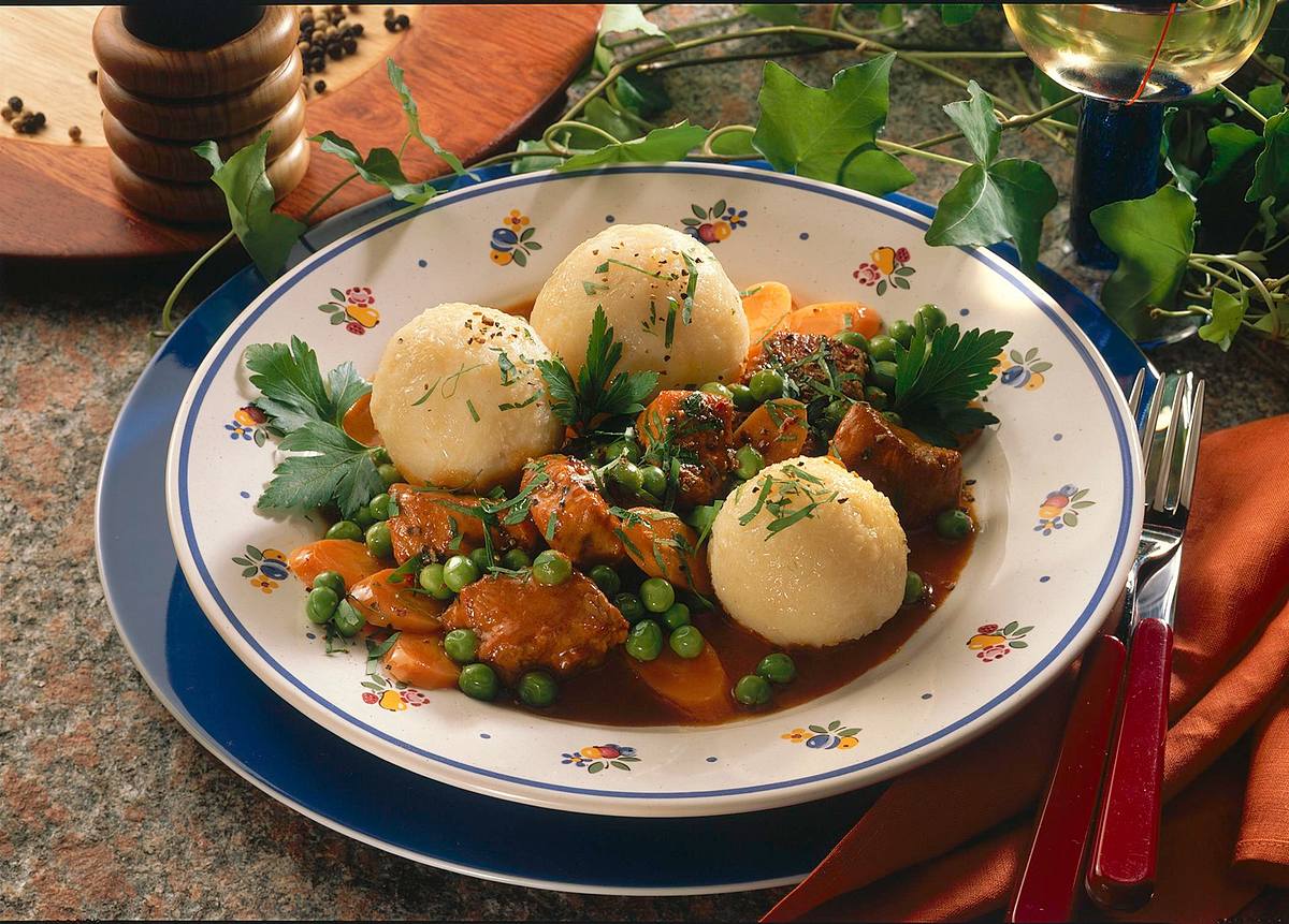 Putengulasch mit gefüllten Kartoffelklößen Rezept