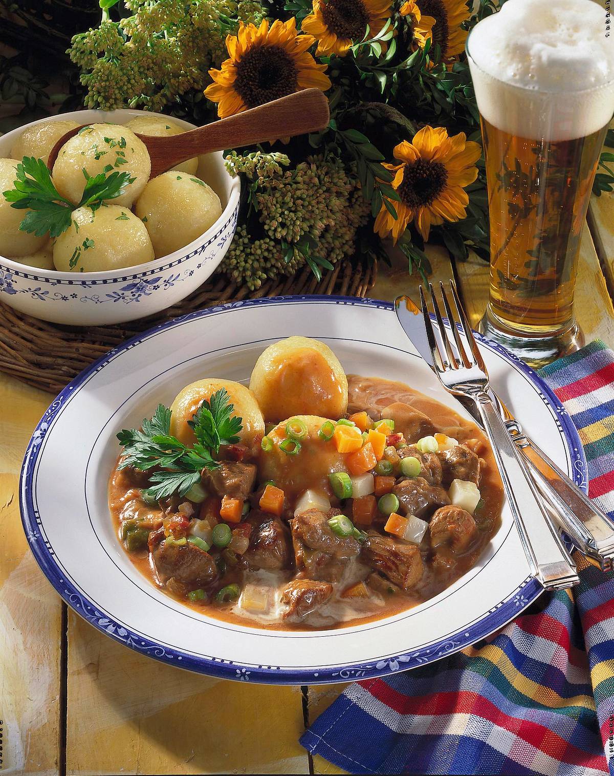 Putengulasch zu Knödeln Rezept