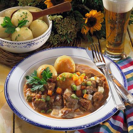 Putengulasch zu Knödeln Rezept