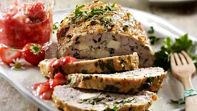 Putenhackbraten mit Erdbeersalsa Rezept - Foto: LECKER @ Bauer Media Group