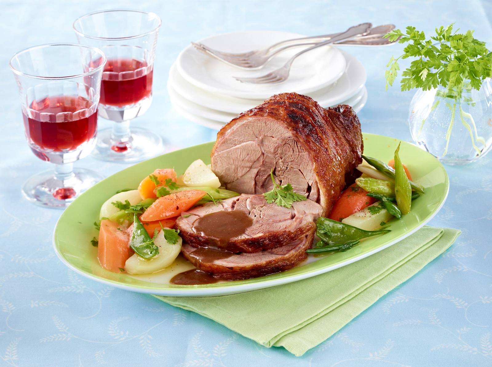 Putenkeule mit Frühlingsgemüse Rezept | LECKER