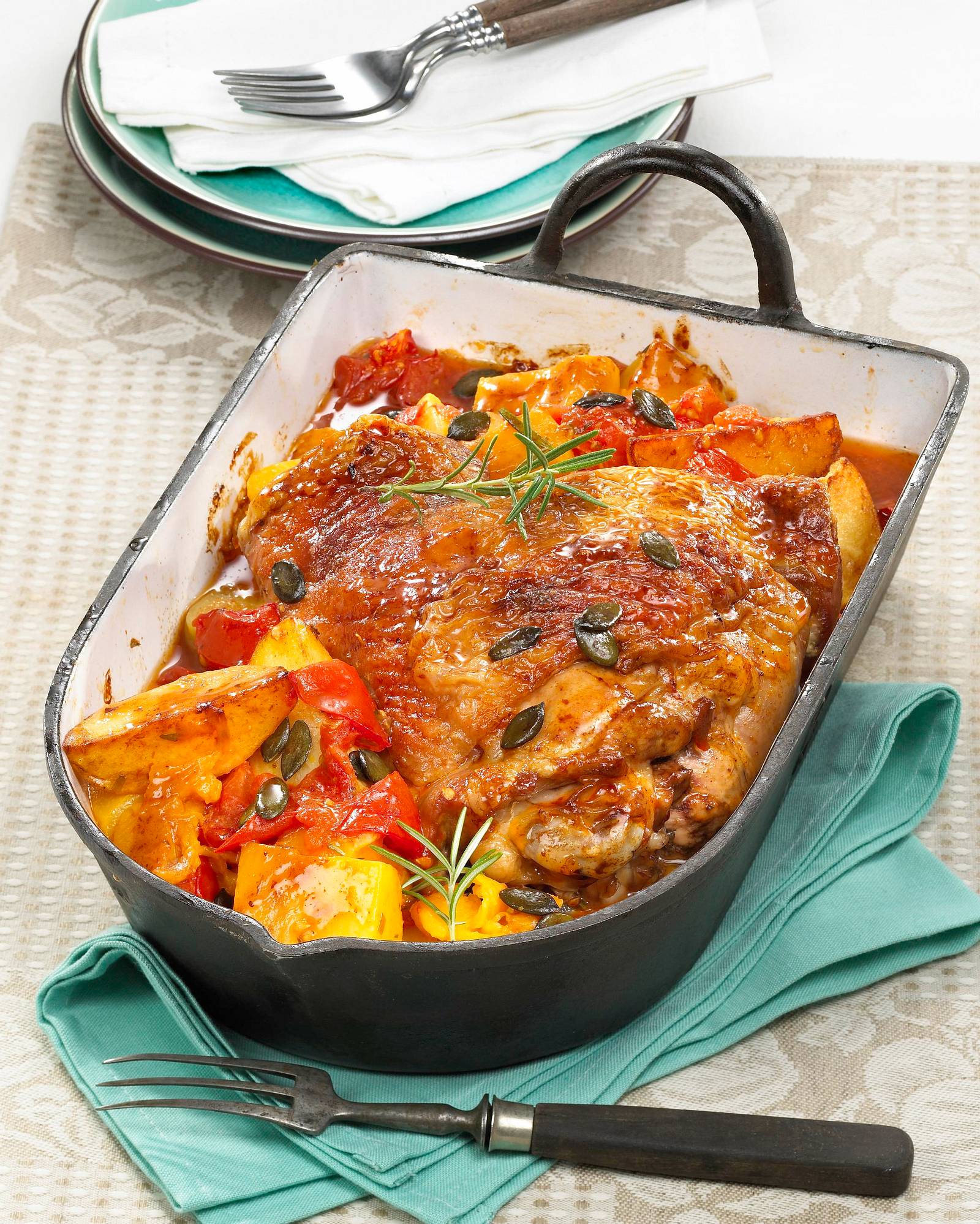 Putenkeule mit Kürbis-Tomatengemüse Rezept | LECKER