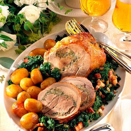 Putenkeule mit Senf-Zwiebelfüllung auf Grünkohl Rezept