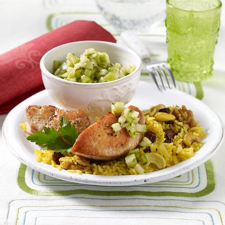 Putenmedaillons mit Curry-Nuss-Reis und Gurkensalsa Rezept Putenmedaillons mit Curry-Nuss-Reis und Gurkensalsa Rezept
