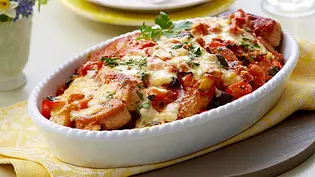 Putenmedaillons mit Ratatouillehaube Rezept - Foto: LECKER @ Bauer Media Group