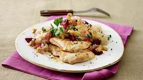 Putenmedaillons zu Sauerkrautsalat Rezept - Foto: LECKER @ Bauer Media Group