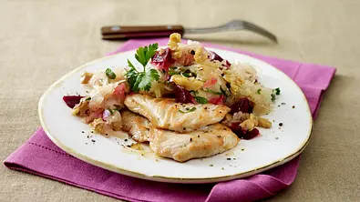 Putenmedaillons zu Sauerkrautsalat Rezept - Foto: LECKER @ Bauer Media Group