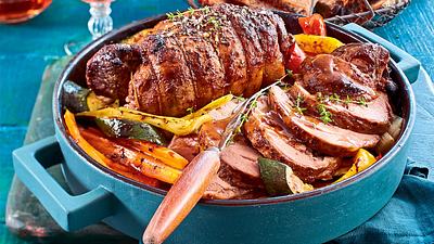 Putenoberkeule auf würzigem Gemüse Rezept - Foto: LECKER @ Bauer Media Group