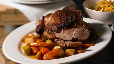 Putenoberkeule mit Gemüse Rezept - Foto: LECKER @ Bauer Media Group