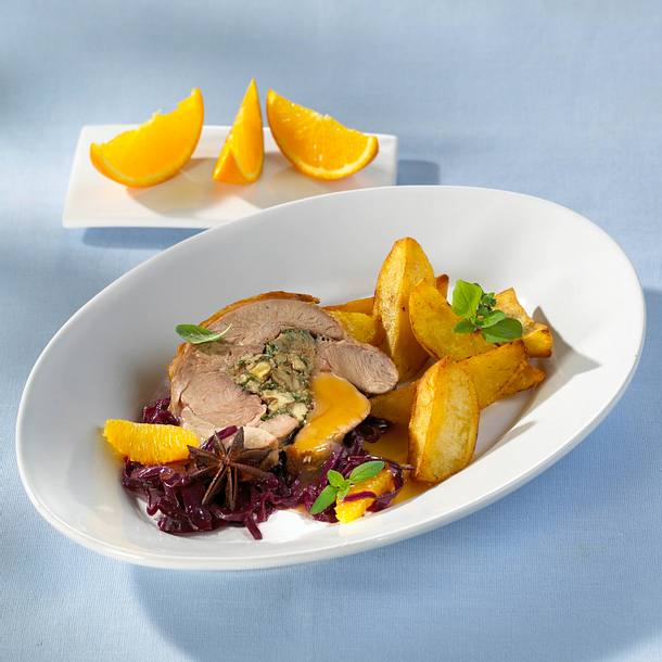 Putenoberkeule mit Orangen-Rotkohl mit gerösteten Kartoffelspalten Rezept Putenoberkeule mit Orangen-Rotkohl mit gerösteten Kartoffelspalten Rezept