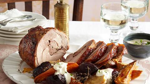 Putenoberkeule und winterliches Gemüse im Salzbett Rezept - Foto: House of Food / Bauer Food Experts KG