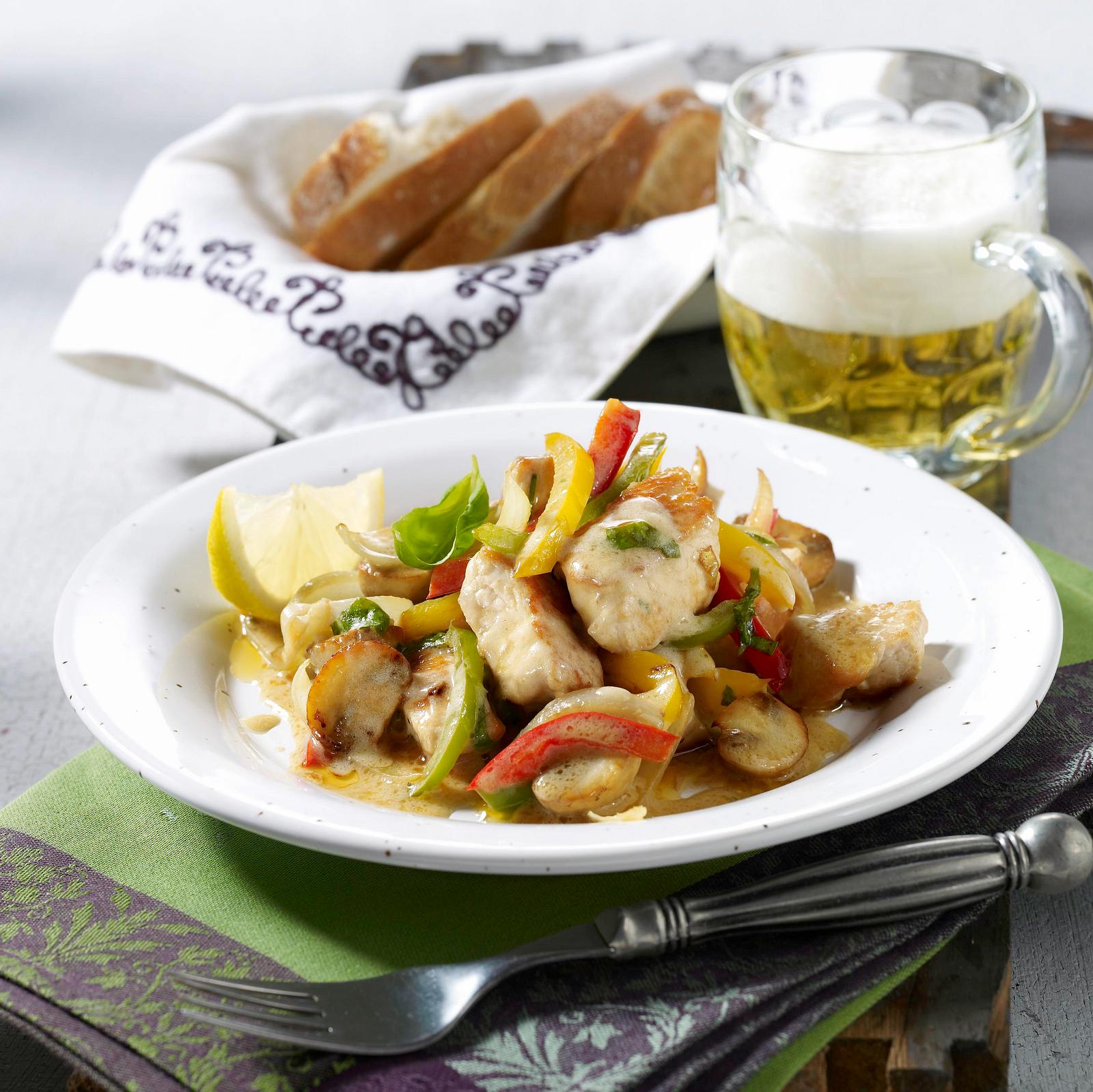 Putenpfanne mit Paprika in Sahnesoße Rezept | LECKER