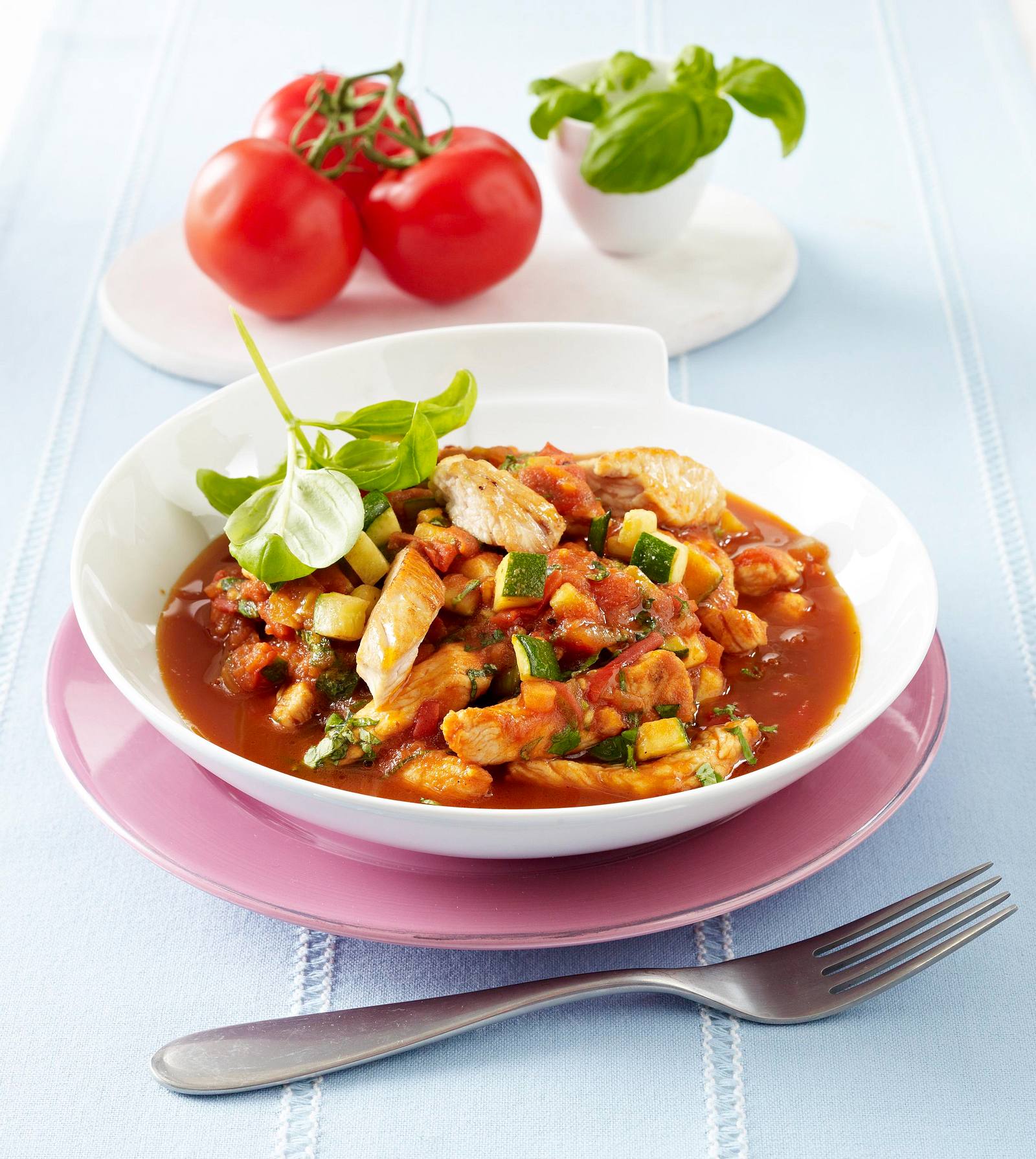 Putenpfanne mit Zucchini und Tomaten Rezept | LECKER