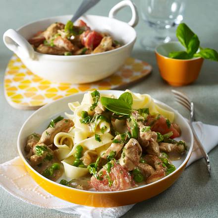 Putenragout in Basilikumsoße mit Spitzkohl, Tomaten und Erbsen zu Bandnudeln Rezept
