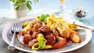 Putenragout mit Äpfeln und Cidre Rezept - Foto: House of Food / Bauer Food Experts KG