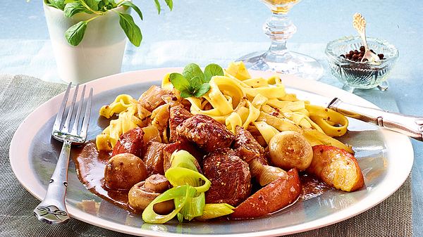 Putenragout mit Äpfeln und Cidre Rezept - Foto: House of Food / Bauer Food Experts KG