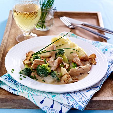 Putenragout zu Kartoffelstampf mit gerösteten Champignons Rezept Putenragout zu Kartoffelstampf mit gerösteten Champignons Rezept