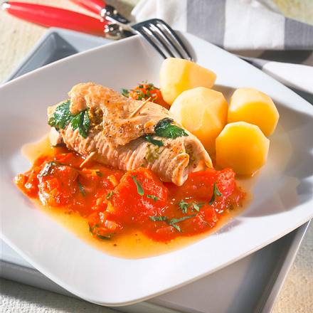 Putenröllchen auf Schmortomaten Rezept