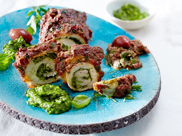 Putenröllchen mit Basilikum-Spinat-Pesto und Oliven-Pesto Rezept Putenröllchen mit Basilikum-Spinat-Pesto und Oliven-Pesto Rezept