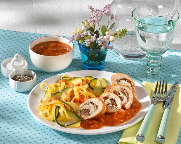 Putenröllchen mit Frischkäse-Tomatenfüllung Rezept Putenröllchen mit Frischkäse-Tomatenfüllung Rezept
