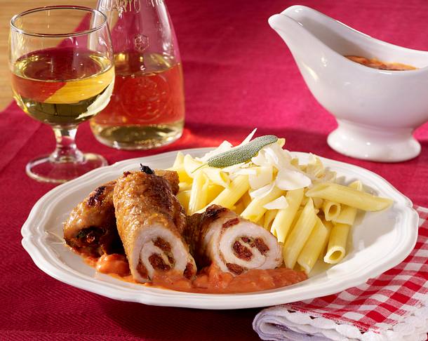 Putenröllchen mit getrockneten Tomaten und Kräutern Rezept