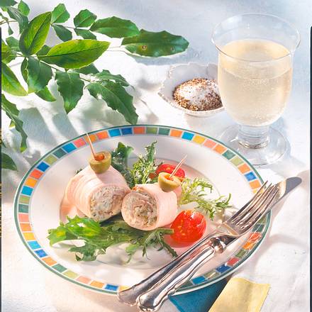 Putenröllchen mit Käsecreme und Salat Rezept Putenröllchen mit Käsecreme und Salat Rezept