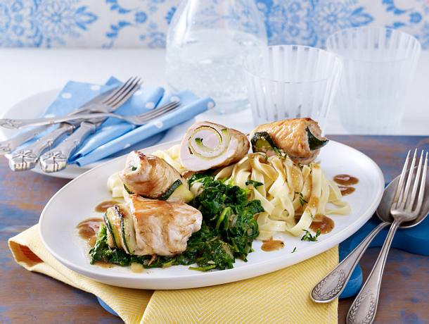 Putenröllchen mit Meerrettich und Zucchini mit Würzspinat auf Bandnudeln Rezept