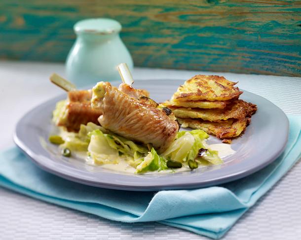 Putenröllchen mit Pistazien-Frischkäse-Füllung zu Sahne-Spitzkohl und Rösti (Single) Rezept Putenröllchen mit Pistazien-Frischkäse-Füllung zu Sahne-Spitzkohl und Rösti (Single) Rezept