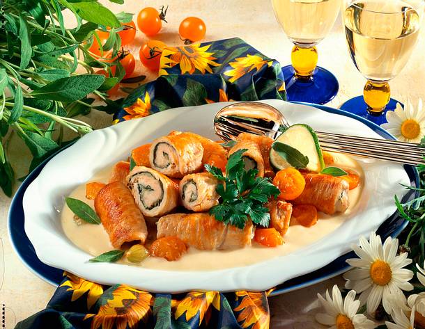 Putenröllchen mit Schalotten und Kirschtomaten Rezept Putenröllchen mit Schalotten und Kirschtomaten Rezept