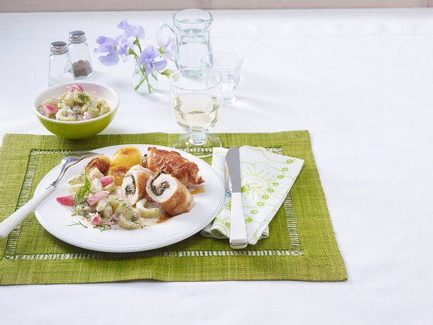 Putenröllchen mit Spinat-Parmaschinken-Füllung, Schmorgurken-Radieschen-Dill-Ragout Rezept