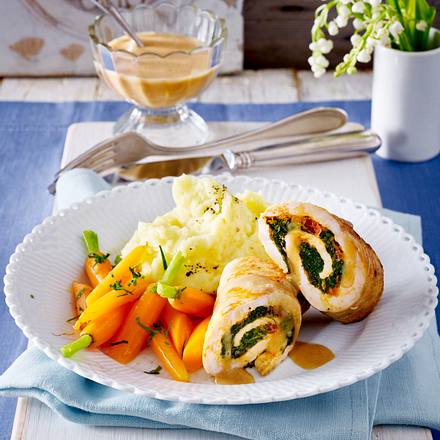 Putenröllchen mit Spinatfüllung zu Bundmöhren Rezept Putenröllchen mit Spinatfüllung zu Bundmöhren Rezept